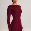 Vestito corto Eska in modal con scollo a barchetta, drappeggiato e maniche lunghe, color vino