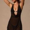 Vestito corto Iona con collo a cappuccio e schiena scoperta in nero Vestito corto Iona con collo a cappuccio e schiena scoperta in nero