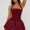 Vestito corto Ludmila con scollo all’americana, allacciatura e orlo a palloncino in pizzo rosso bacca