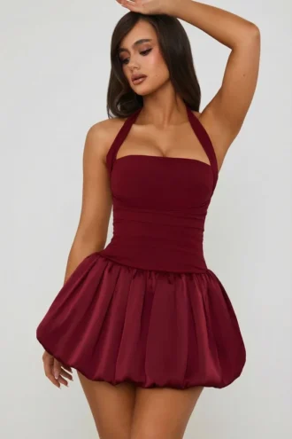 Vestito corto Ludmila con scollo all’americana, allacciatura e orlo a palloncino in pizzo rosso bacca