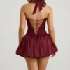 Vestito corto Ludmila con scollo all’americana, allacciatura e orlo a palloncino in pizzo rosso bacca