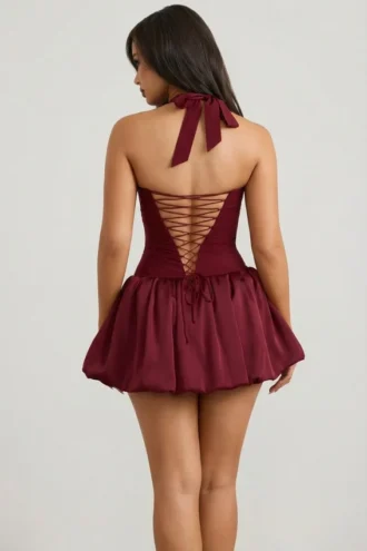 Vestito corto Ludmila con scollo all’americana, allacciatura e orlo a palloncino in pizzo rosso bacca
