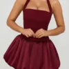 Vestito corto Ludmila con scollo all’americana, allacciatura e orlo a palloncino in pizzo rosso bacca