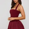 Vestito corto Ludmila con scollo all’americana, allacciatura e orlo a palloncino in pizzo rosso bacca