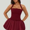 Vestito corto Ludmila con scollo all’americana, allacciatura e orlo a palloncino in pizzo rosso bacca