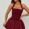 Vestito corto Ludmila con scollo all’americana, allacciatura e orlo a palloncino in pizzo rosso bacca