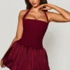Vestito corto Ludmila con scollo all’americana, allacciatura e orlo a palloncino in pizzo rosso bacca