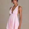 Vestito corto Mariette in chiffon premium con scollo a V e schiena scoperta in rosa confetto