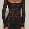 Vestito corto nero a maniche lunghe con pizzo smerlato trasparente Darla Vestito corto nero a maniche lunghe con pizzo smerlato trasparente Darla
