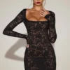 Vestito corto nero a maniche lunghe con pizzo smerlato trasparente Darla Vestito corto nero a maniche lunghe con pizzo smerlato trasparente Darla