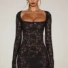 Vestito corto nero a maniche lunghe con pizzo smerlato trasparente Darla Vestito corto nero a maniche lunghe con pizzo smerlato trasparente Darla