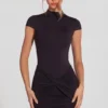 Vestito corto nero con collo alto in jersey e ruches sulla schiena Blair