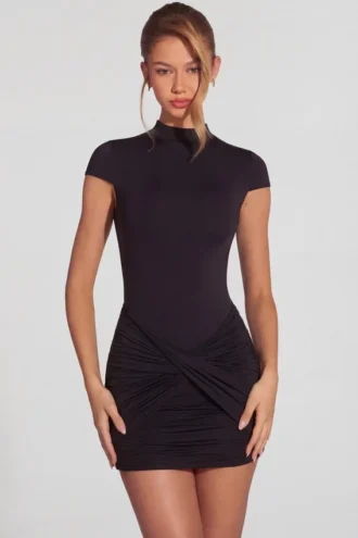 Vestito corto nero con collo alto in jersey e ruches sulla schiena Blair Vestito corto nero con collo alto in jersey e ruches sulla schiena Blair