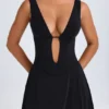 Vestito corto nero con scollo a V e cut-out Kalista Vestito corto nero con scollo a V e cut-out Kalista