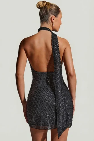 Vestito corto nero Henrietta con scollo all’americana e dettagli decorativi a forma di sciarpa
