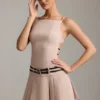 Vestito corto plissettato con cintura e schiena scoperta Leilani in color fungo