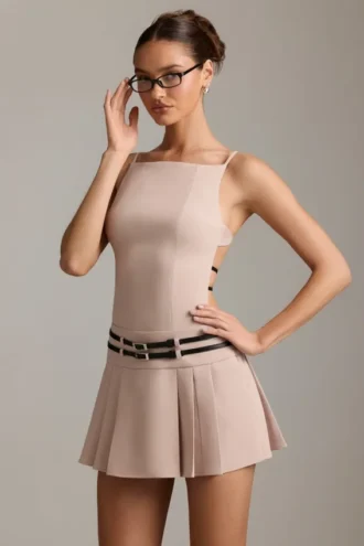 Vestito corto plissettato con cintura e schiena scoperta Leilani in color fungo