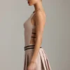 Vestito corto plissettato con cintura e schiena scoperta Leilani in color fungo
