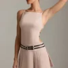 Vestito corto plissettato con cintura e schiena scoperta Leilani in color fungo