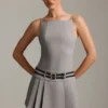 Vestito corto plissettato con cintura e schiena scoperta Leilani in grigio