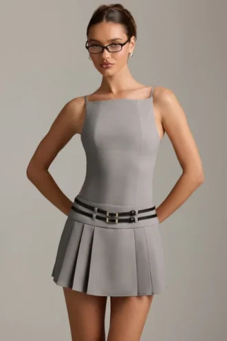 Vestito corto plissettato con cintura e schiena scoperta Leilani in grigio
