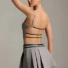 Vestito corto plissettato con cintura e schiena scoperta Leilani in grigio