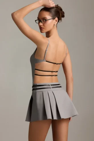 Vestito corto plissettato con cintura e schiena scoperta Leilani in grigio