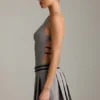 Vestito corto plissettato con cintura e schiena scoperta Leilani in grigio