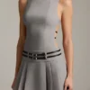 Vestito corto plissettato con cintura e schiena scoperta Leilani in grigio