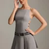 Vestito corto plissettato con cintura e schiena scoperta Leilani in grigio