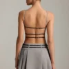 Vestito corto plissettato con cintura e schiena scoperta Leilani in grigio