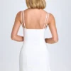 Vestito corto plissettato con fiocco Bronwyn in bianco Vestito corto plissettato con fiocco Bronwyn in bianco