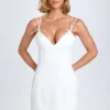 Vestito corto plissettato con fiocco Bronwyn in bianco Vestito corto plissettato con fiocco Bronwyn in bianco