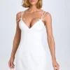 Vestito corto plissettato con fiocco Bronwyn in bianco Vestito corto plissettato con fiocco Bronwyn in bianco