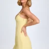 Vestito corto plissettato con fiocco Bronwyn in giallo pastello Vestito corto plissettato con fiocco Bronwyn in giallo pastello