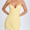Vestito corto plissettato con fiocco Bronwyn in giallo pastello Vestito corto plissettato con fiocco Bronwyn in giallo pastello