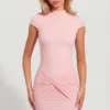 Vestito corto rosa con collo alto in jersey Blair e ruches sulla schiena Vestito corto rosa con collo alto in jersey Blair e ruches sulla schiena