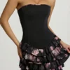Vestito corto senza spalline con balze a strati e corpetto a corsetto Juliet con stampa floreale nera
