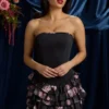 Vestito corto senza spalline con balze a strati e corpetto a corsetto Juliet con stampa floreale nera