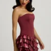 Vestito corto senza spalline con corpetto a balze e stampa floreale marrone