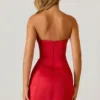 Vestito corto strutturato a tulipano Baila in rosso scarlatto