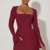 Vestito corto strutturato a tulipano con scollo quadrato Taesha in rosso vino