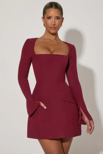 Vestito corto strutturato a tulipano con scollo quadrato Taesha in rosso vino Vestito corto strutturato a tulipano con scollo quadrato Taesha in rosso vino