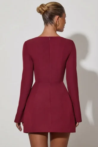 Vestito corto strutturato a tulipano con scollo quadrato Taesha in rosso vino Vestito corto strutturato a tulipano con scollo quadrato Taesha in rosso vino