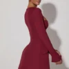 Vestito corto strutturato a tulipano con scollo quadrato Taesha in rosso vino