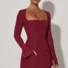 Vestito corto strutturato a tulipano con scollo quadrato Taesha in rosso vino
