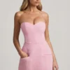 Vestito corto strutturato senza spalline con scollo a cuore Talina in rosa tenue