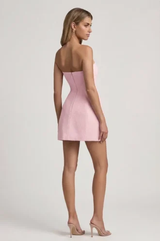 Vestito corto strutturato senza spalline con scollo a cuore Talina in rosa tenue Vestito corto strutturato senza spalline con scollo a cuore Talina in rosa tenue