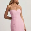 Vestito corto strutturato senza spalline con scollo a cuore Talina in rosa tenue