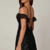 Vestito corto svasato con allacciatura decorata Jacira in nero Vestito corto svasato con allacciatura decorata Jacira in nero